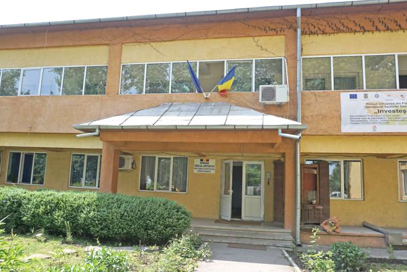 Olt: Copilul de 4 ani al femeii gravide aflată în arest preventiv, în grija unui asistent maternal profesionist
