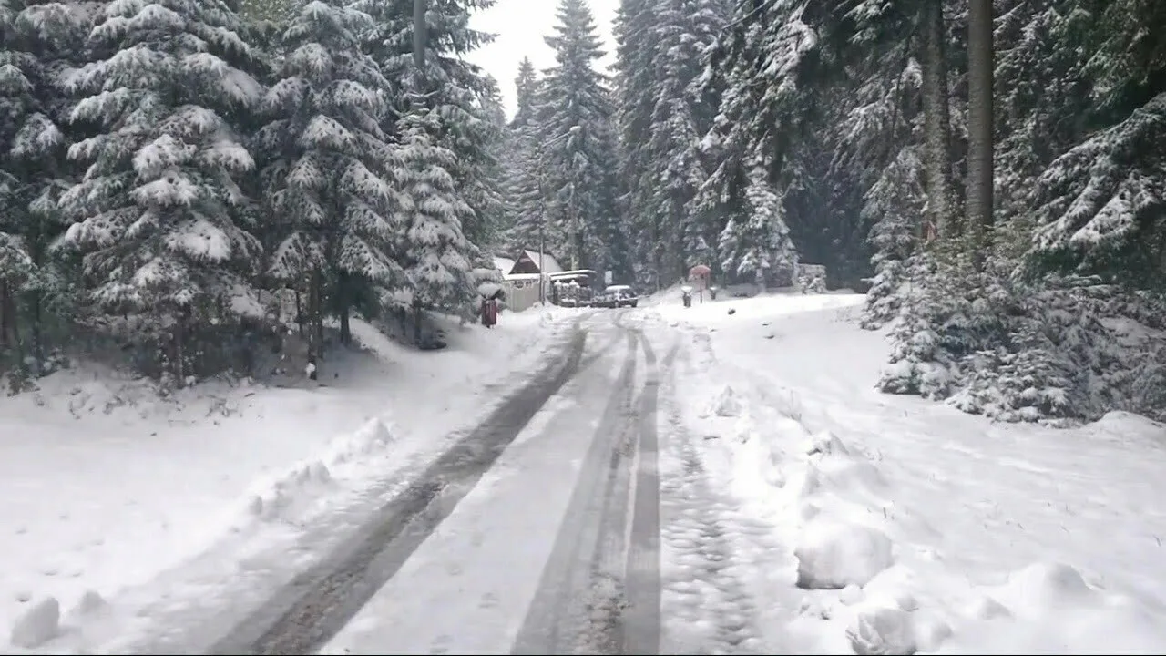 Ninge în județul Neamț. Drumarii au împrăștiat material antiderapant pe DN 15B