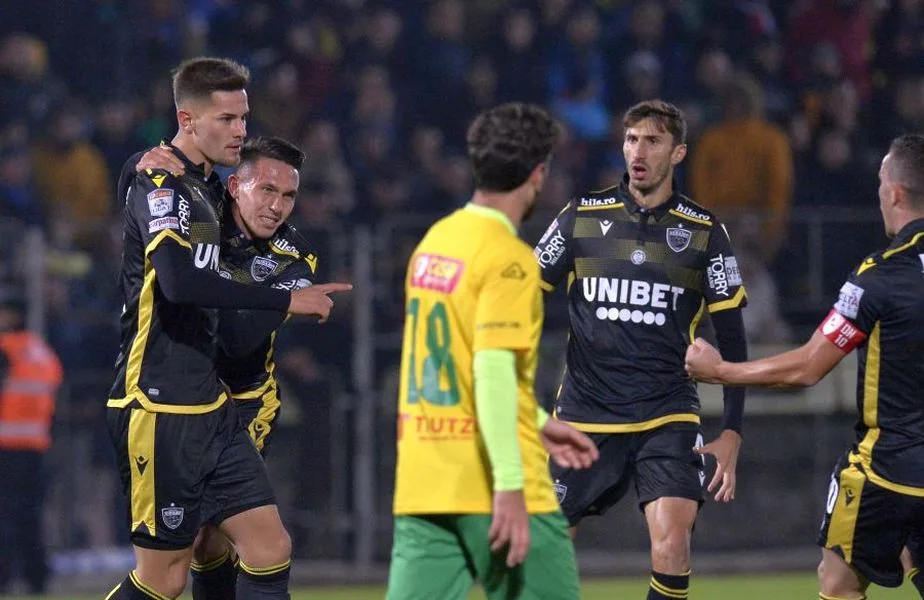 Dinamo s-a calificat în sferturile de finală ale Cupei României. A învins Foresta Suceava cu 4-0
