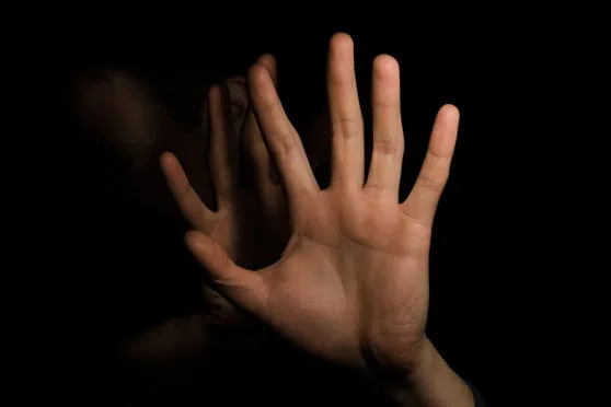 Bistrița-Năsăud: Un elev dintr-un centru de plasament a bătut doi educatori și le-a rupt hainele