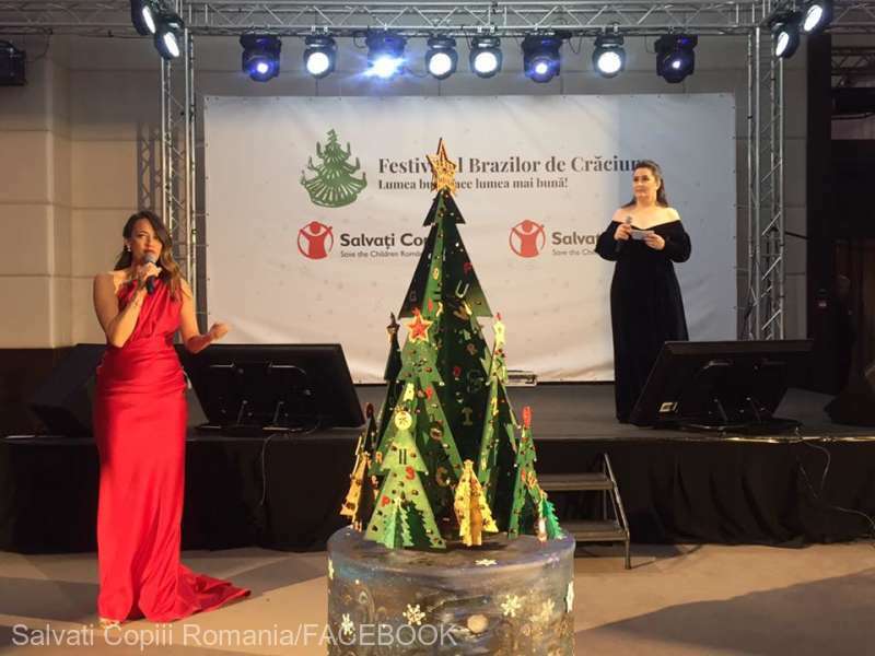 Festivalul Brazilor de Crăciun: 30 de brazi creaţi de designeri renumiţi pot fi admiraţi şi licitaţi pe lavacow.com