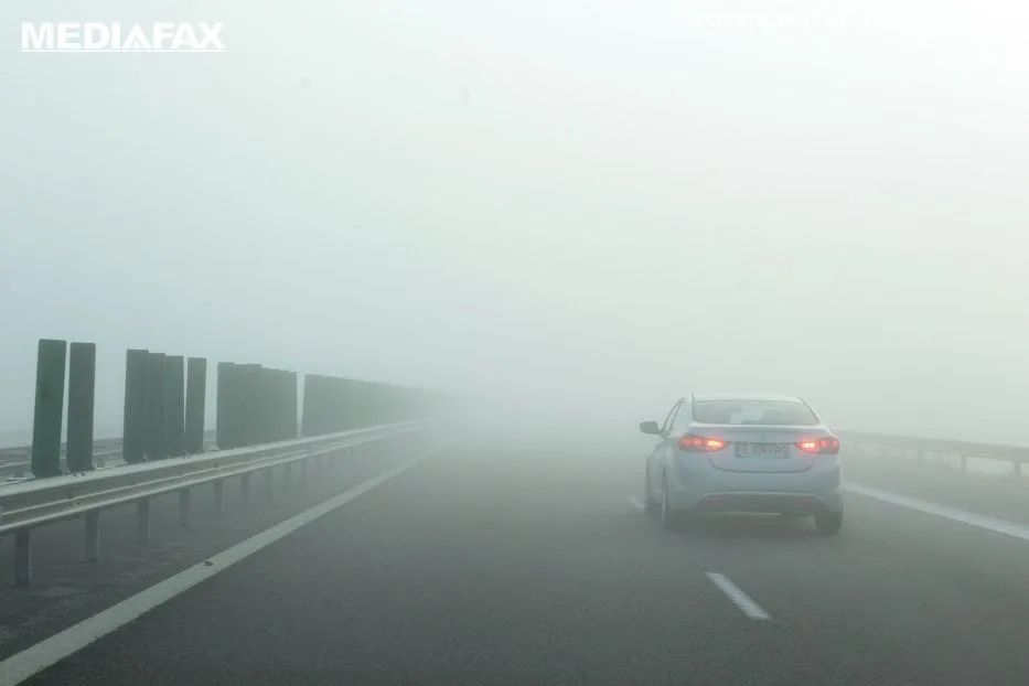 ANM: Ceaţă densă în patru judeţe şi vânt puternic în alte nouă judeţe, duminică dimineaţa