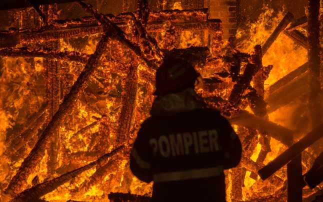 Un prahovean a murit ars în timp ce încerca să dea foc casei vecinului
