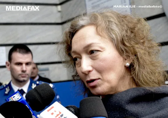 Tânără din Dâmbovița, cercetată penal după ce a bătut doi bărbați