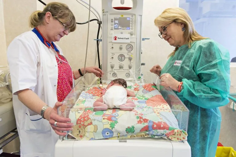 Povestea impresionantă a lui Sebi, copilul de 700 de grame care a stat internat un an în spital
