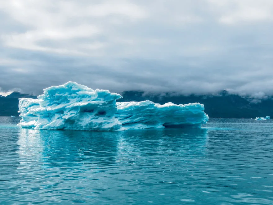 Sub calota glaciară a Groenlandei curde un râu