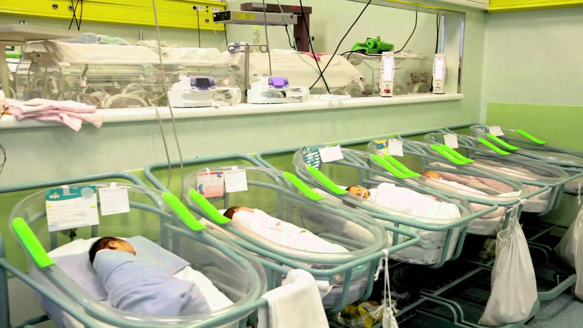 Anchetă DSP la Focșani, după ce Dăncilă și Pintea s-au fotografiat cu bebeluși în spital