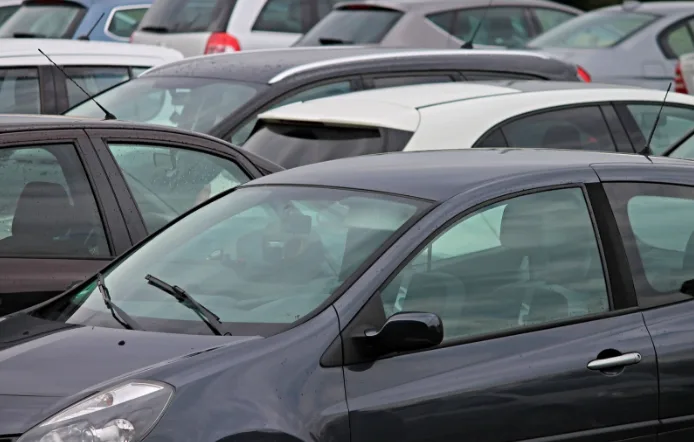 Un bărbat, acuzat că a zgâriat peste 600 de maşini în Germania