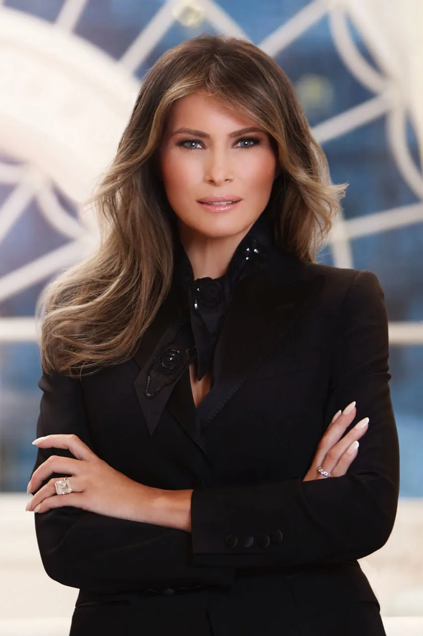 Melania Trump a aprins instalaţia de lumini care decorează bradul de Crăciun