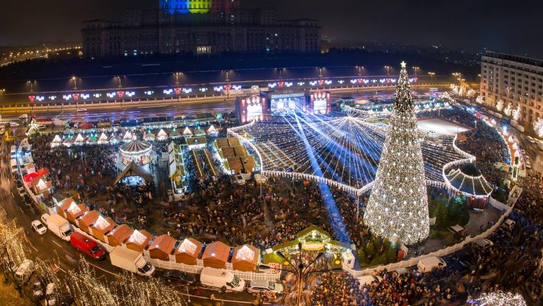 Bistriţa: Sute de persoane, prezente la deschiderea Târgului de Crăciun din centrul istoric şi la aprinderea iluminatului festiv