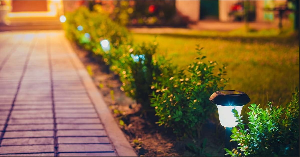 Lămpi solare: 6 idei de amenajare a grădinii tale