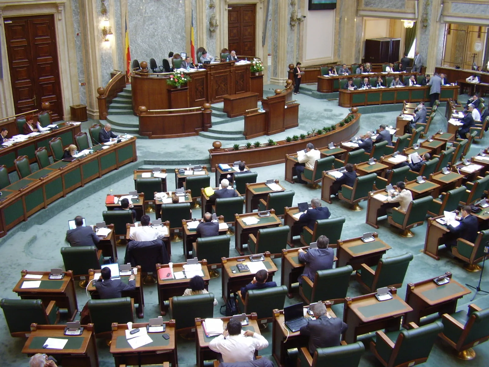 Cameră: Legea societăţilor, modificată; restricţia unei persoane de a fi asociat unic într-o singură firmă, eliminată