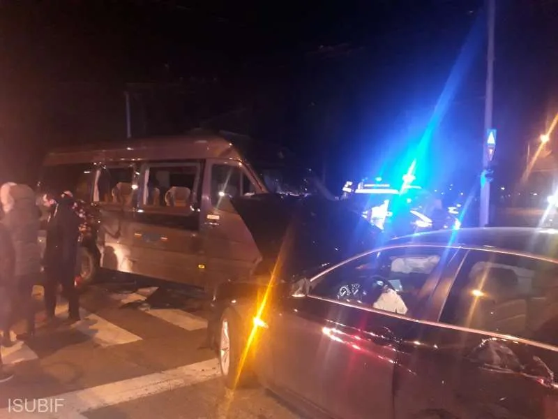 Accident rutier cu patru autoturisme, o ambulanță și un microbuz, pe Calea Plevnei