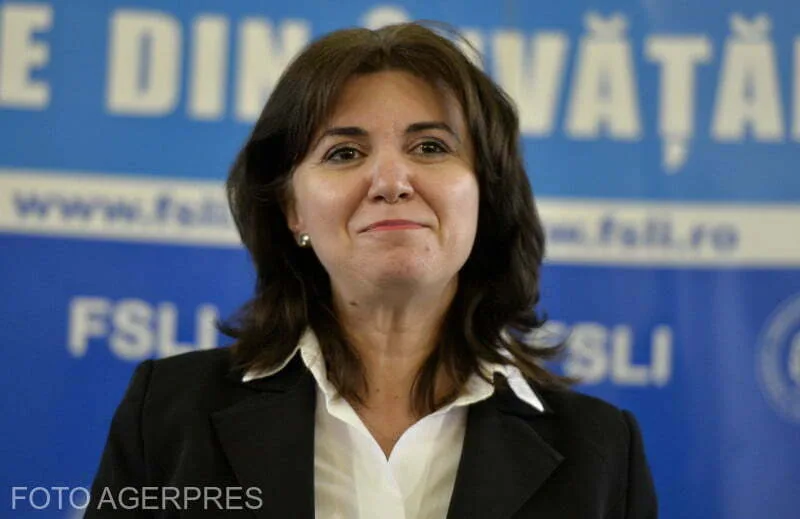 MEC: „Comisia de tăiat hârtii” a prezentat un prim raport; propune eliminarea şi simplificarea unor documente