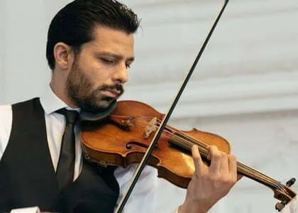 Prahova: Răzvan Stoica și vioara sa Stradivarius, pe scena filarmonicii ploieștene, de Ziua Culturii Naționale