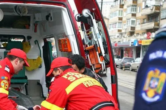 Bebeluș de 7 zile, salvat de la moarte în curtea ISU Bihor, de un medic și un pompier