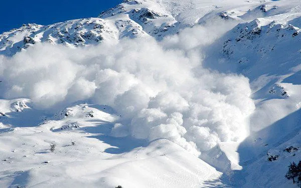 2.000 de metri altitudine în munţii Făgăraş, risc de avalansa