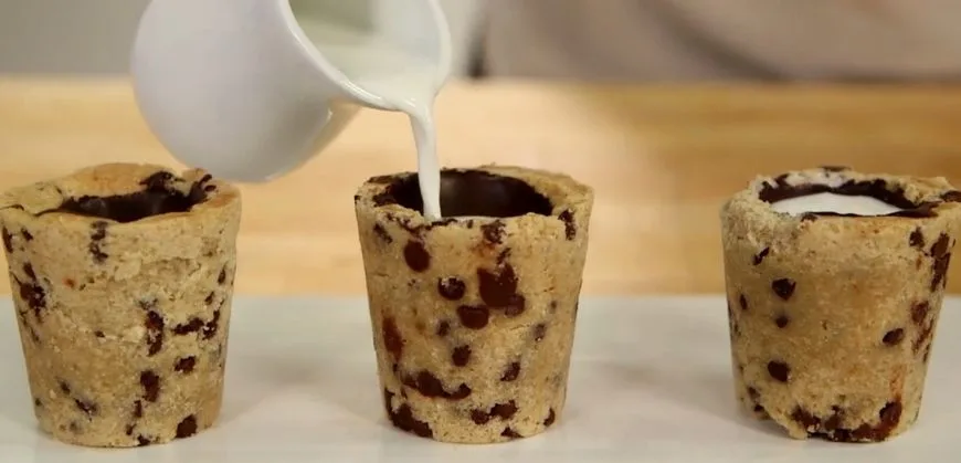 Pahare comestibile din aluat de biscuit