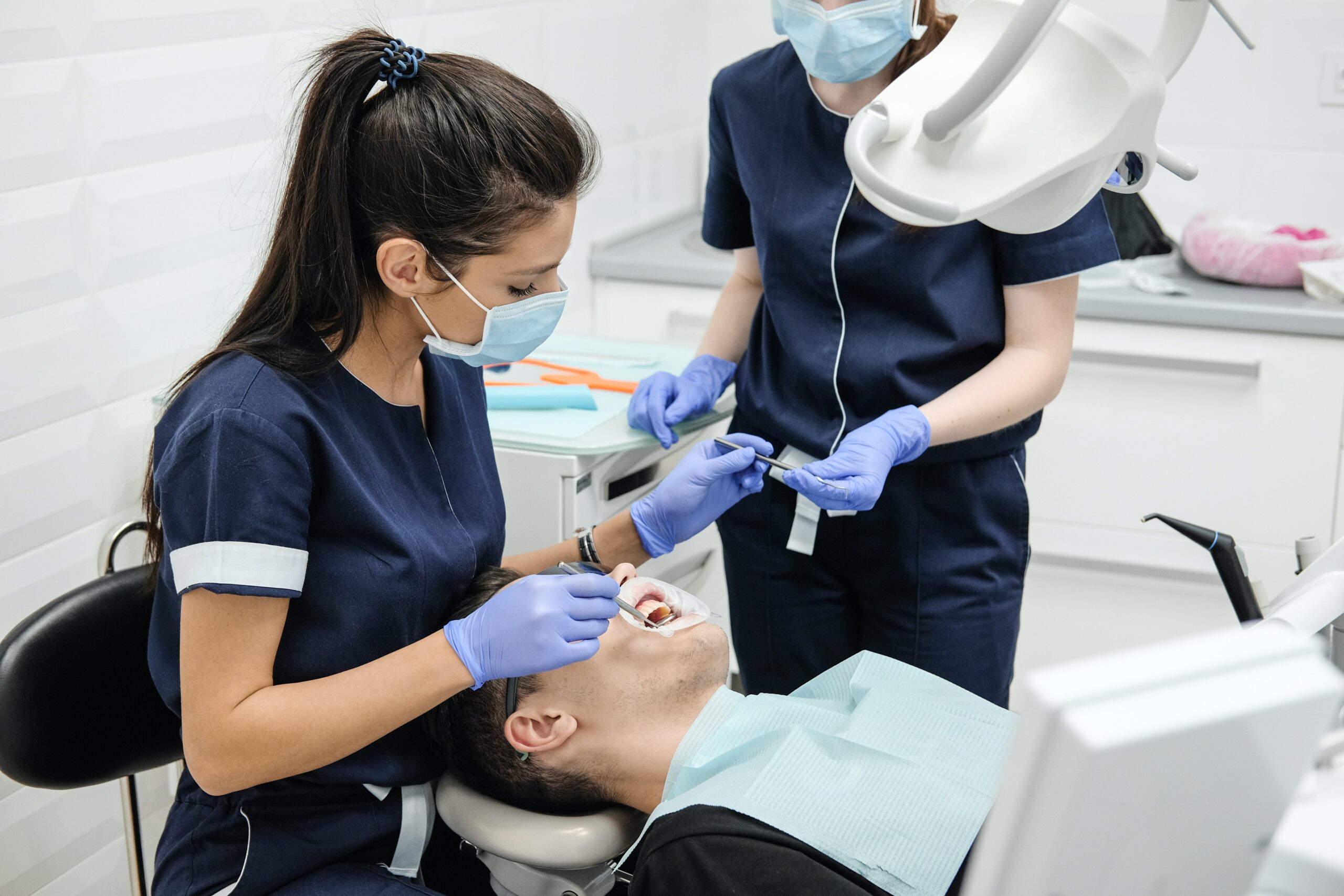 Cat costa lucrarile de protetica dentara intr-o clinica stomatologica profesionista?