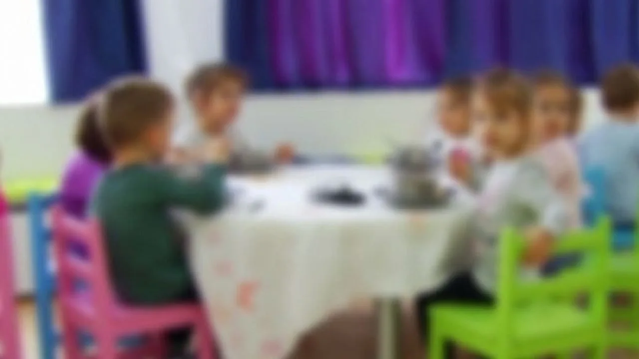 Angajata unei creșe din Neamț către o fată de 2 ani: Stai pe oliță că îți întorc capul la spate