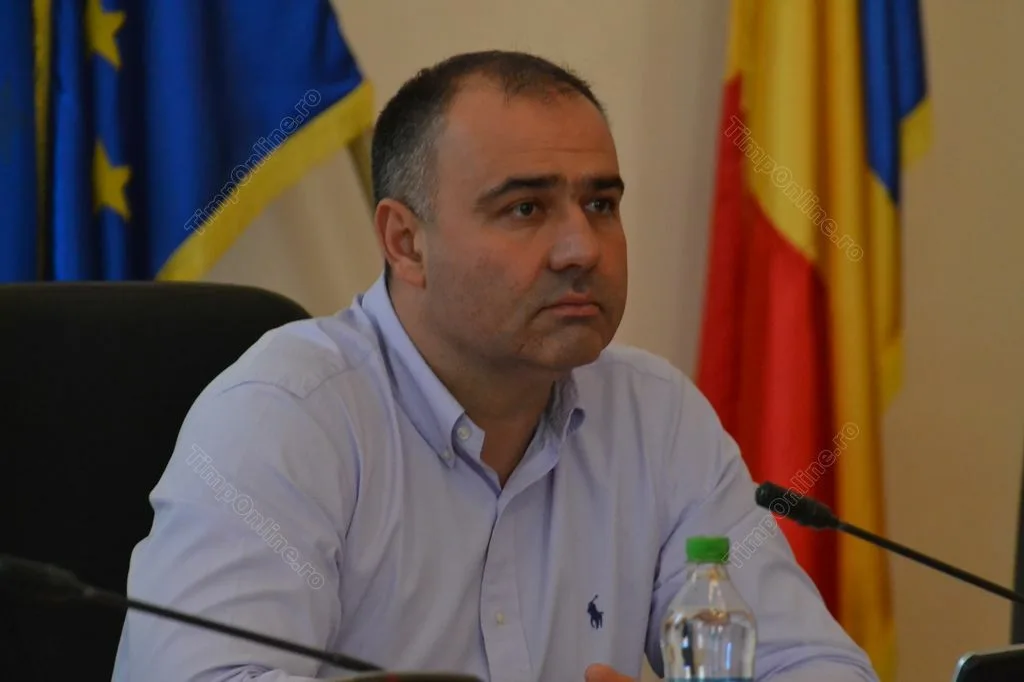 Bistriţa: Viceprimarul municipiului cere concedierea unui poliţist local, filmat în timp ce dormea în maşina de serviciu