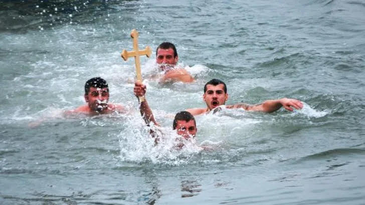 Constanţa: Crucea de Bobotează, furată de un tânăr