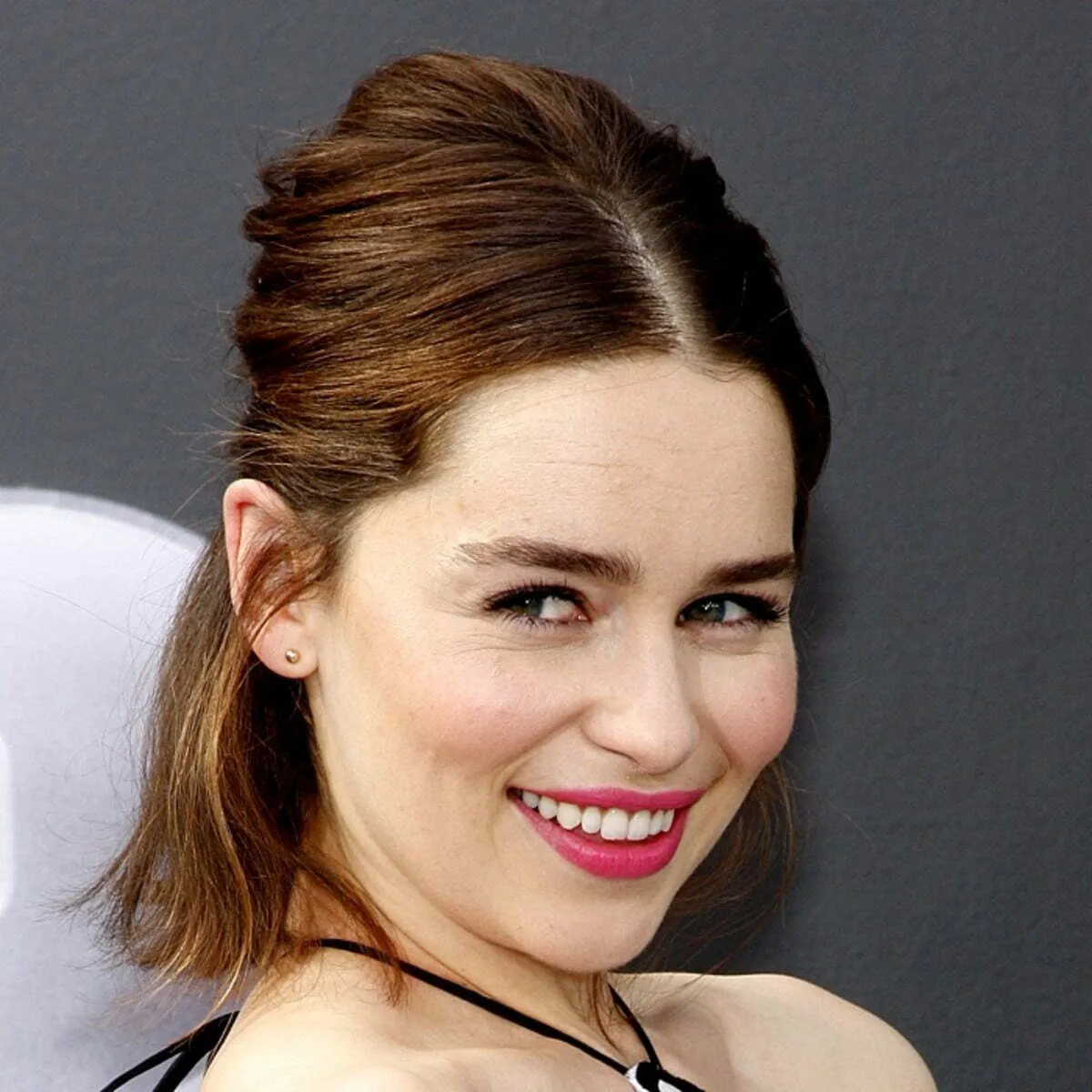 Actrița Emilia Clarke se plânge că i se cere insistent să filmeze dezbrăcată