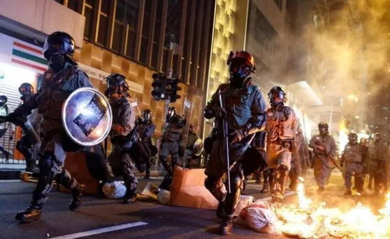 Protestatarii din Hong Kong au atacat sediul agenției naționale de știri a Chinei
