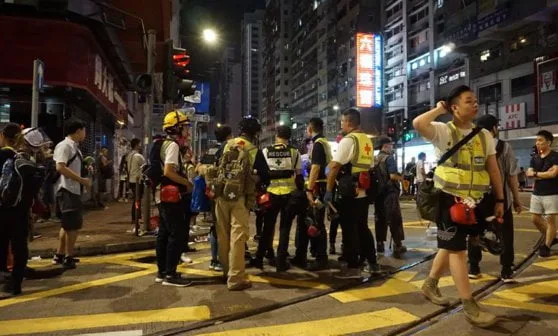 Autoritățile din Hong Kong au folosit gaze lacrimogene pentru a dispersa mulțimea de protestatari