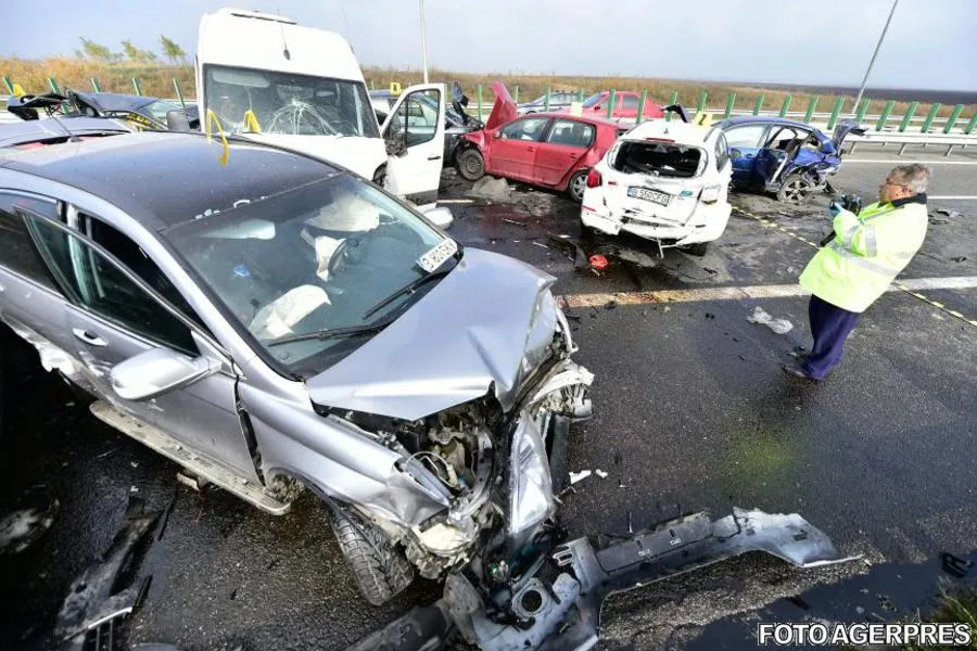 Pe fondul ceţii dense şi poleiului 63 de autovehicule s-au ciocnit