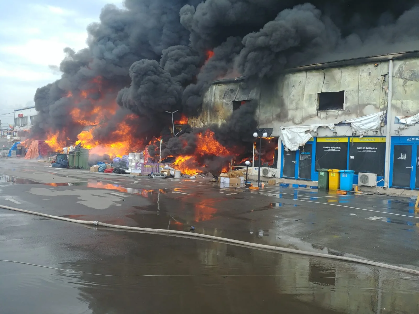Incendiul de la depozitul din Afumaţi a fost stins