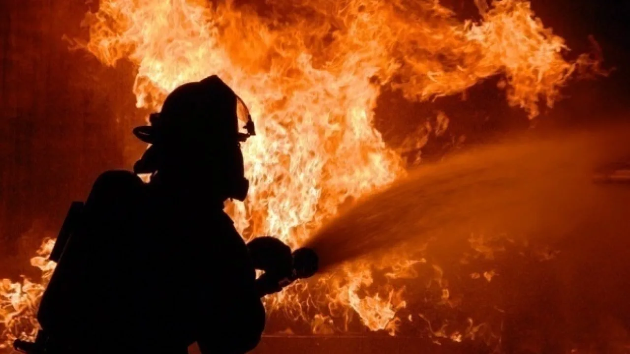 Vâlcea: Bărbat găsit carbonizat în propria locuinţă, care a fost cuprinsă de un incendiu