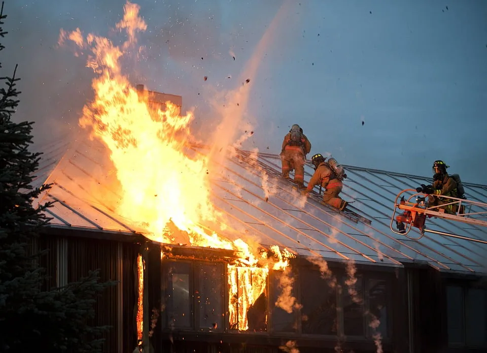 Au fost distruse şapte autoturisme şi o remorcă intr-un incendiu in Mures