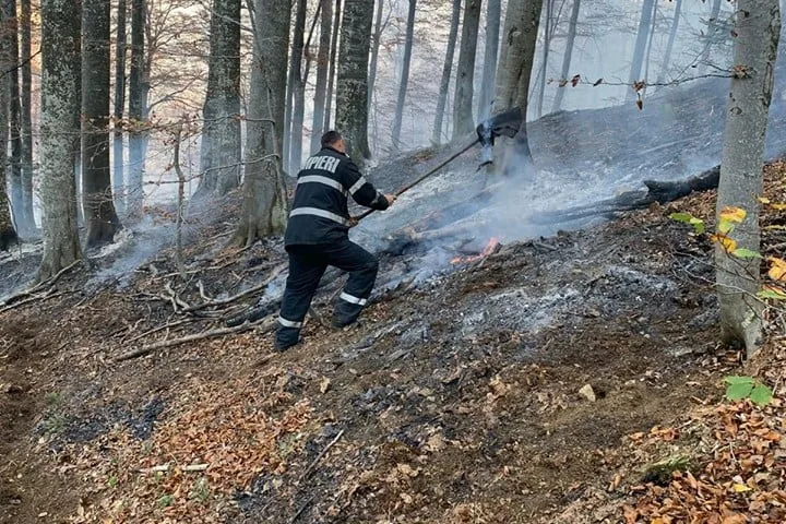 Caraș-Severin:Zeci de pompieri și elicopterul Bambi Bucket intervin în cazul unor incendii de pădure