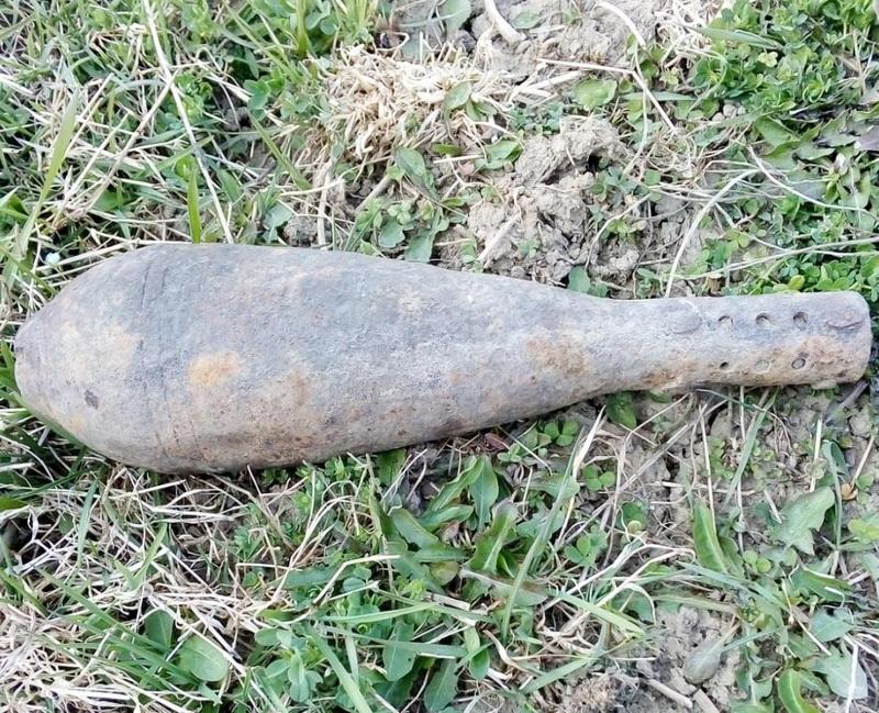 Arad: Un bărbat a găsit cu detectorul de metale o bombă rămasă din război