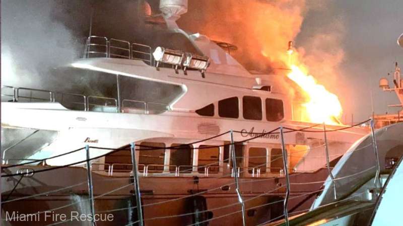 Iaht de lux distrus într-un incendiu la Miami