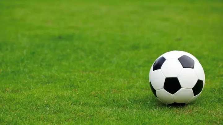 O arbitră de 18 ani, insultată 90 de minute într-un meci de fotbal