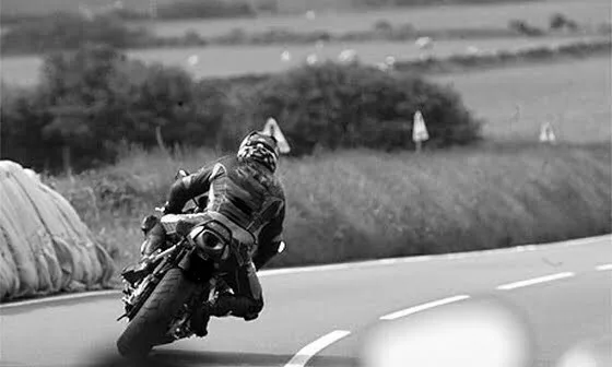 Motociclist în comă după ce a lovit un parapet metalic