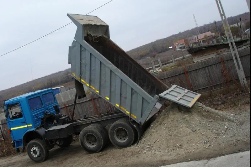 Sălaj: O basculantă a intrat într-o conductă de gaze naturale. Nu au fost victime