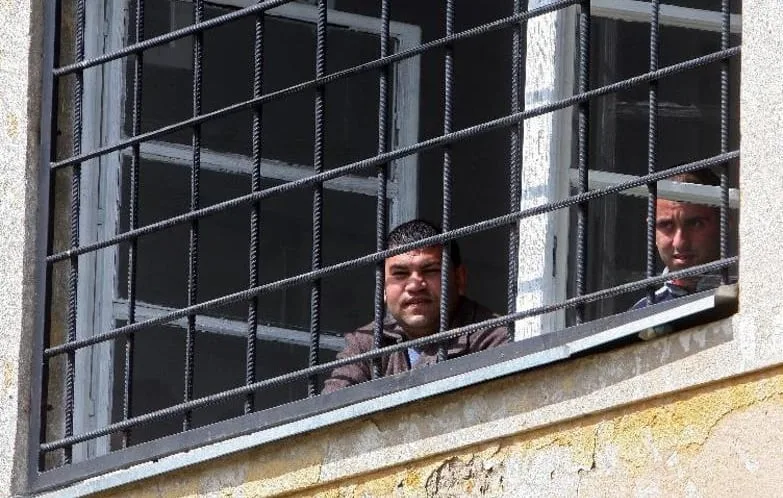 Fost agent de penitenciar și un arhitect găsiți incompatibili