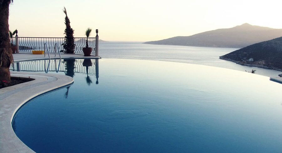 Cum sa alegi cea mai potrivita piscina pentru curtea ta