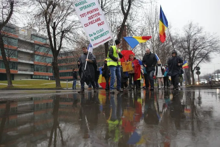 Sute de părinți și elevi protestează din nou față de profesorul bătăuș