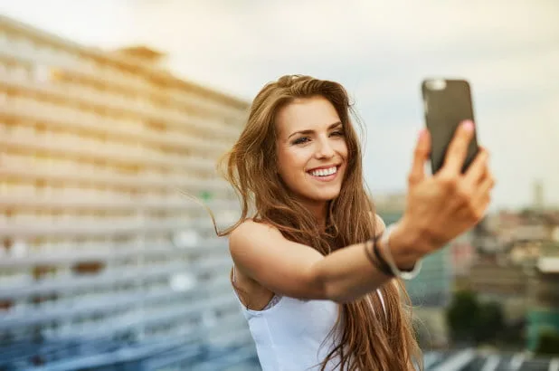 A căzut de pe o stâncă într-o zonă populară în rândul amatorilor de selfie-uri