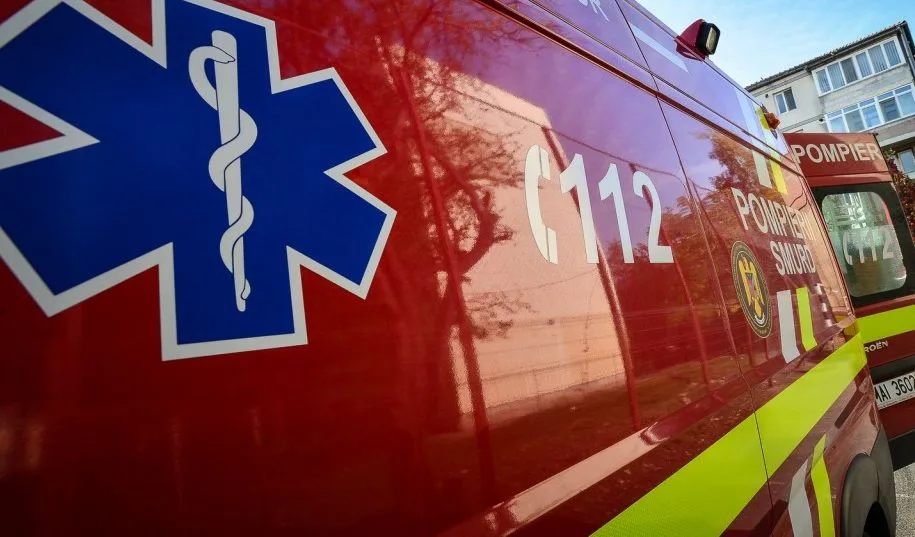 Timiş: Doi italieni, preluaţi de SMURD şi duşi la spital după ce au intrat cu maşina într-un tren interregio