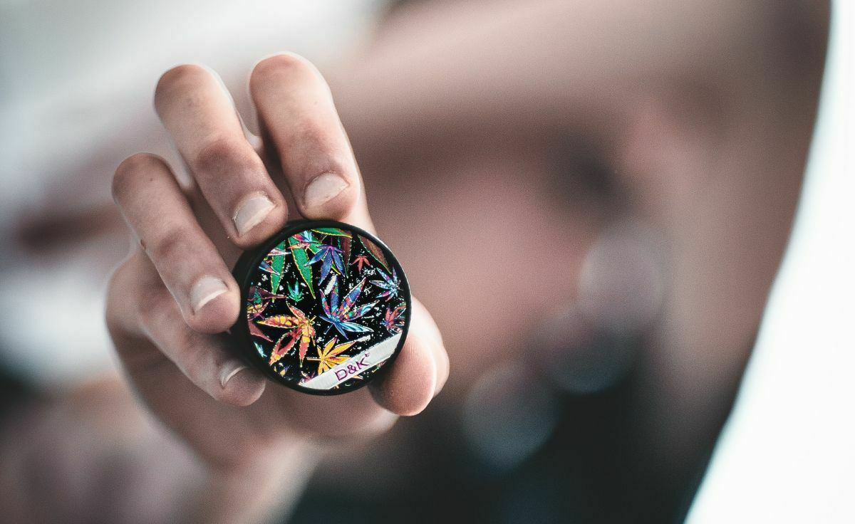 Cu ajutorul unui grinder, tutunul nu mai este risipit! Iata cum se foloseste acest accesoriu
