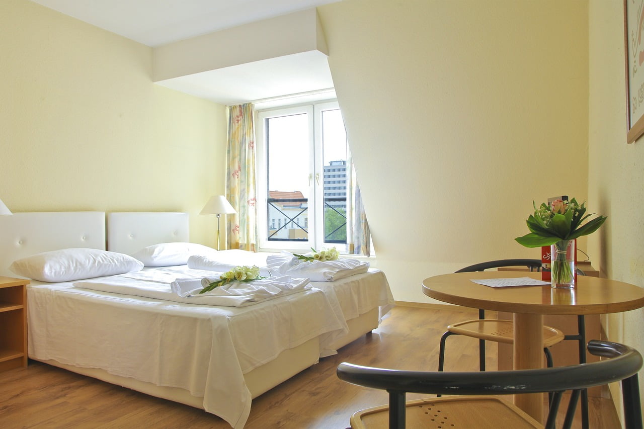Cum se spală eficient lenjeriile de pat din hotel?