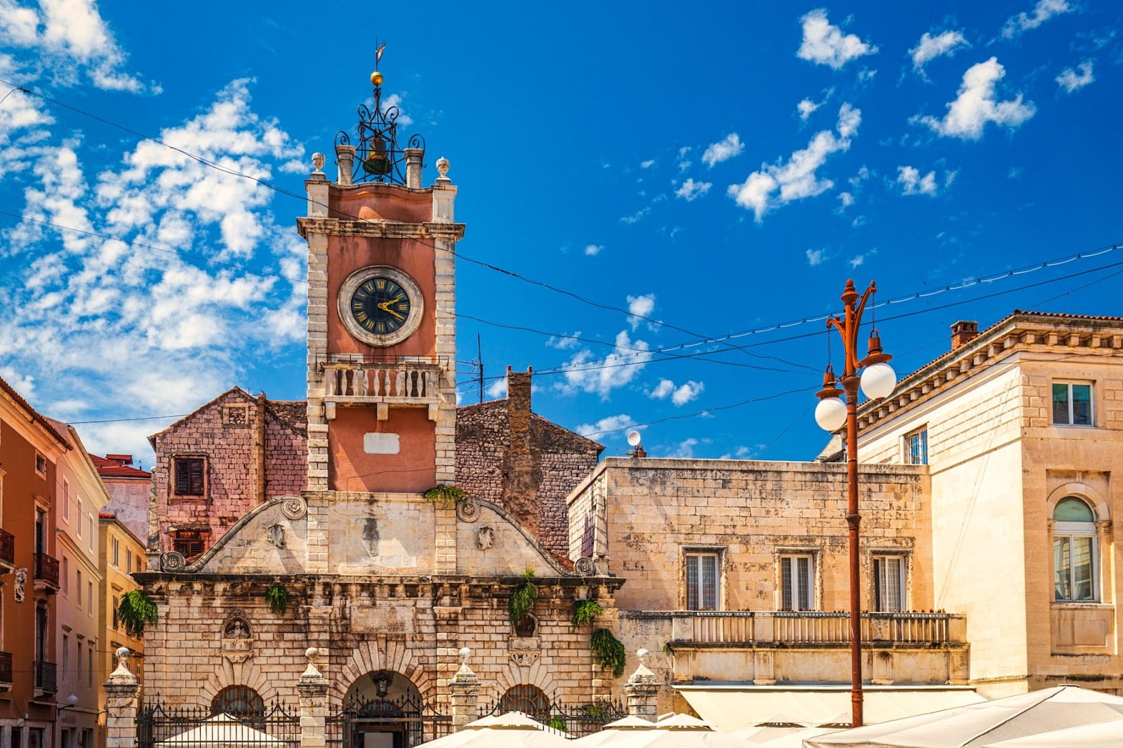 Descoperă farmecul istoric al orașului Zadar: Atracții culturale și arhitectură medievală