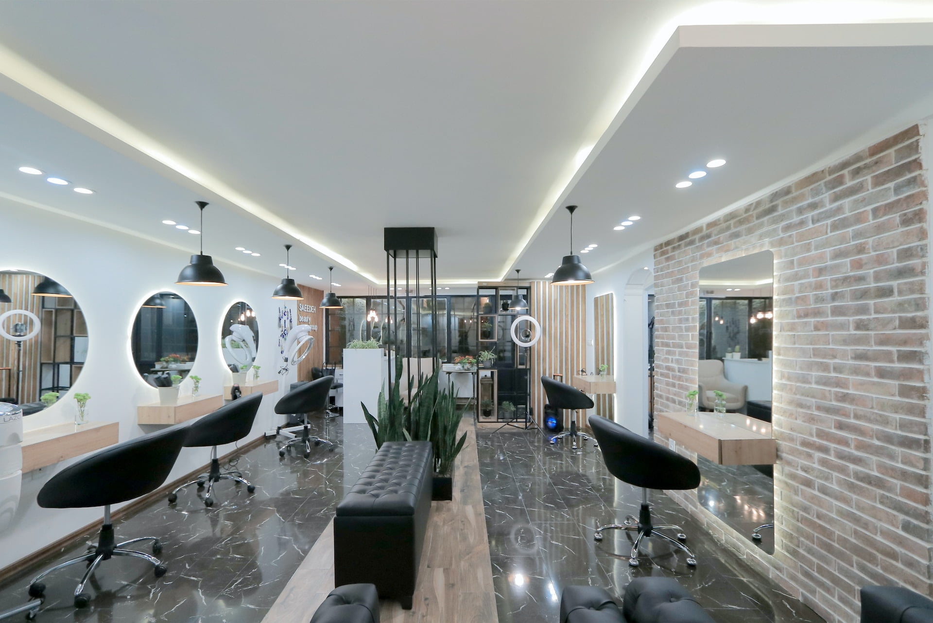 Cum să creezi o atmosferă deosebită în salonul tău de frumusețe prin intermediul culorilor și iluminatului