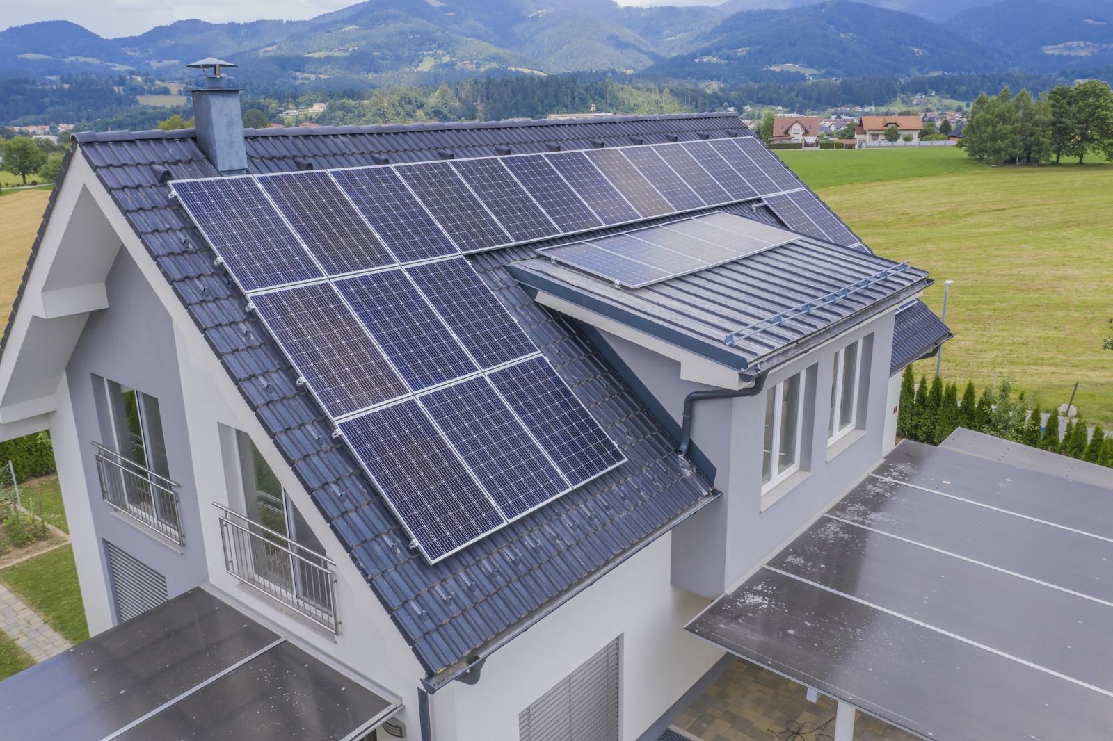 Energia solară la domiciliu: care sunt principalele avantaje ale producerii acesteia?