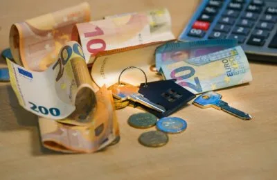 Chiriașul stabilește cine plătește impozitul de 8% din chirie. Ce obligații rămân în sarcina proprietarului